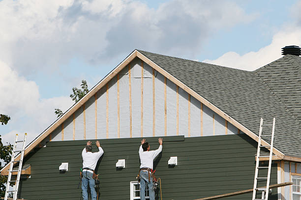 Professional Vinyl Siding technician working in Raymond, WA